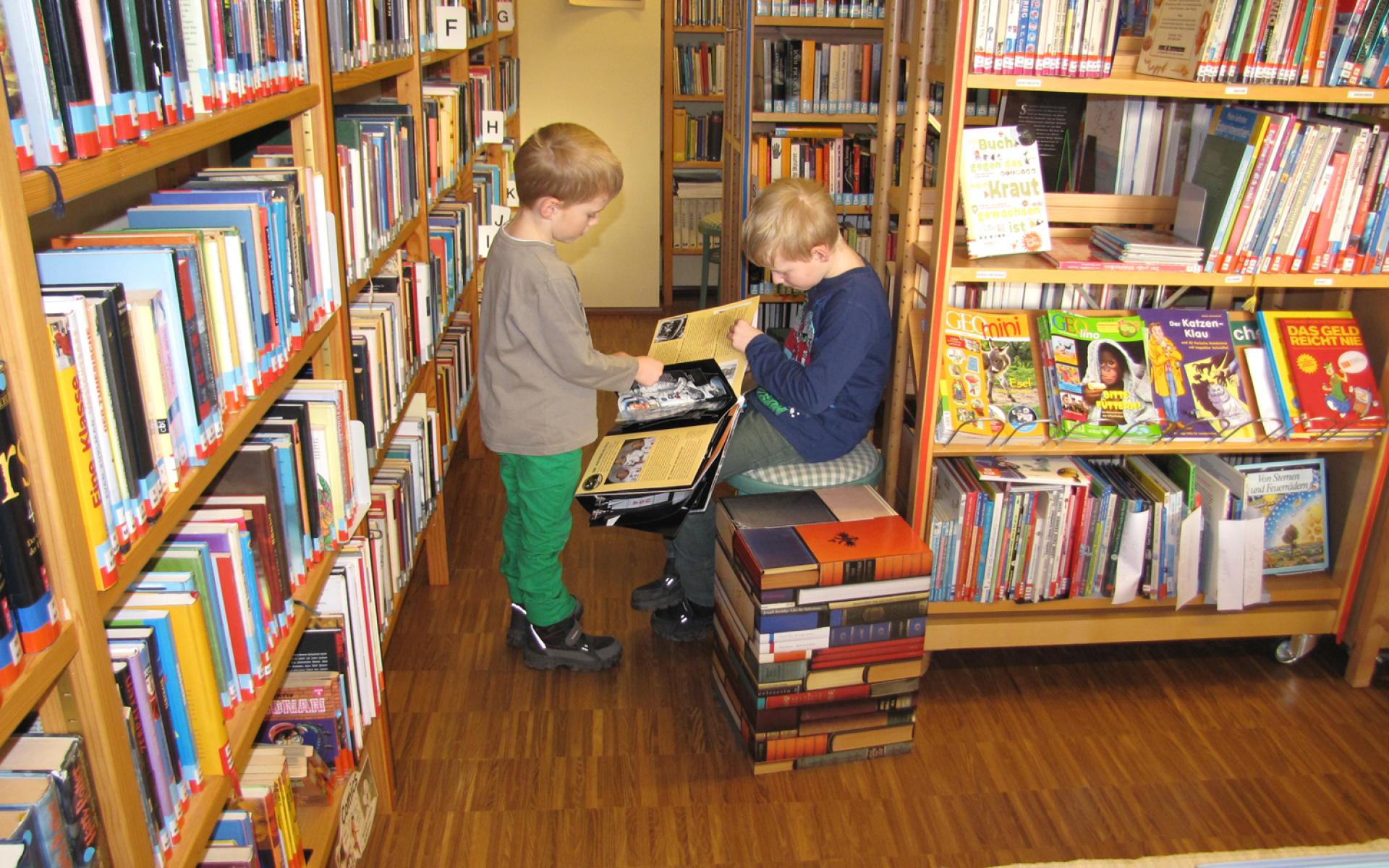 Jungs lesen in Bücherei